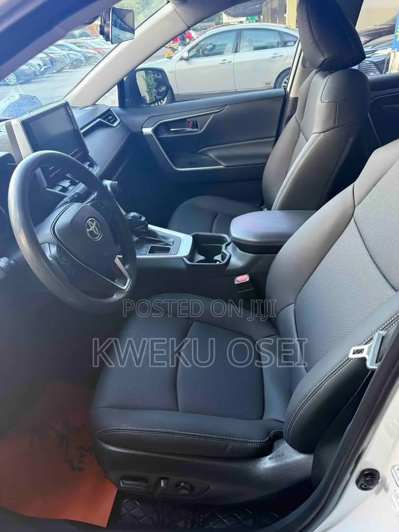 Toyota RAV4 XLE Premium 2021 White