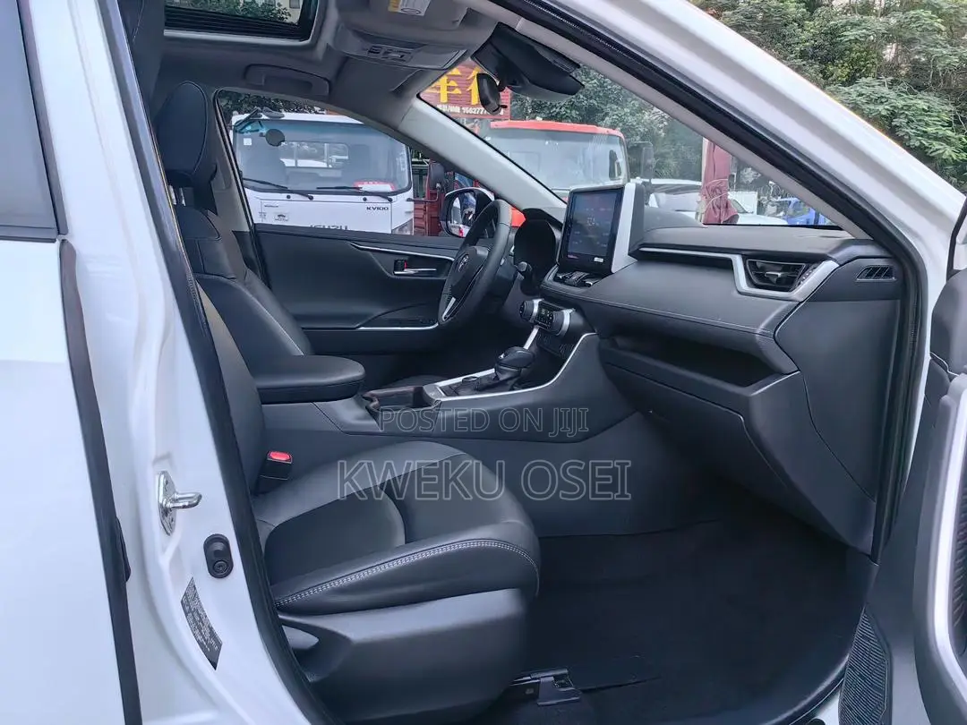 Toyota RAV4 XLE Premium 2021 White