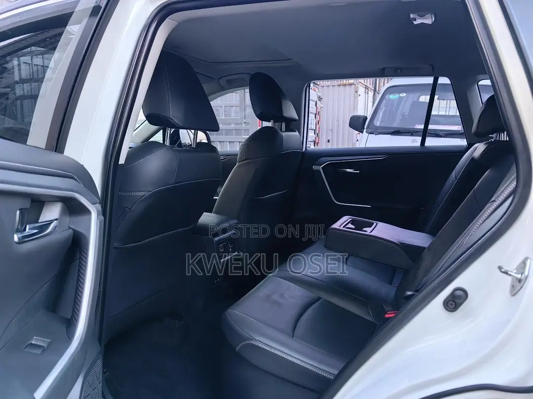 Toyota RAV4 XLE Premium 2021 White