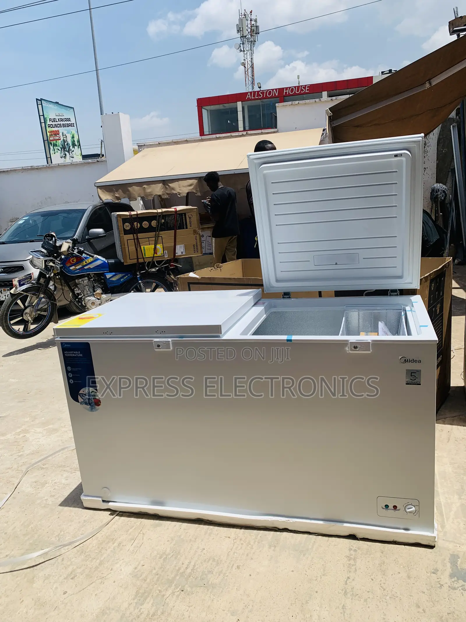 Quality Sleek Chest Freezer Double Door Midea 508l White