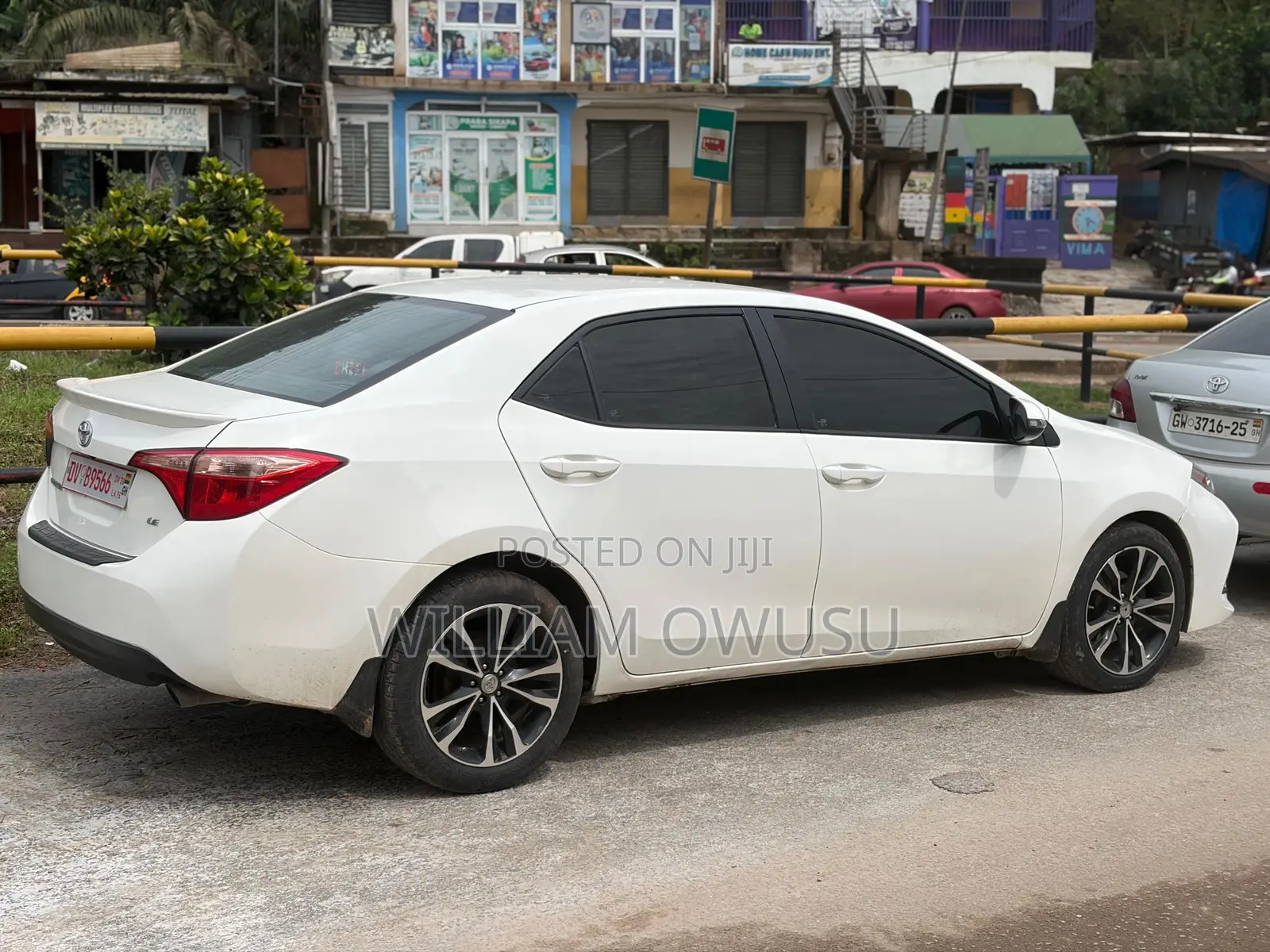 Toyota Corolla LE 4dr Sedan (1.8L 4cyl CVT) 2017 White