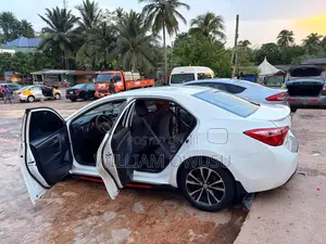 Toyota Corolla LE 4dr Sedan (1.8L 4cyl CVT) 2017 White