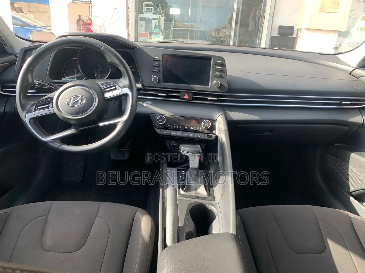 Hyundai Elantra 2022 White