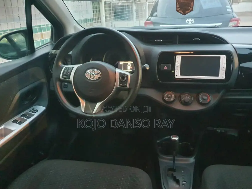 Toyota Vitz 1.3 FWD 5dr 2015 Yellow