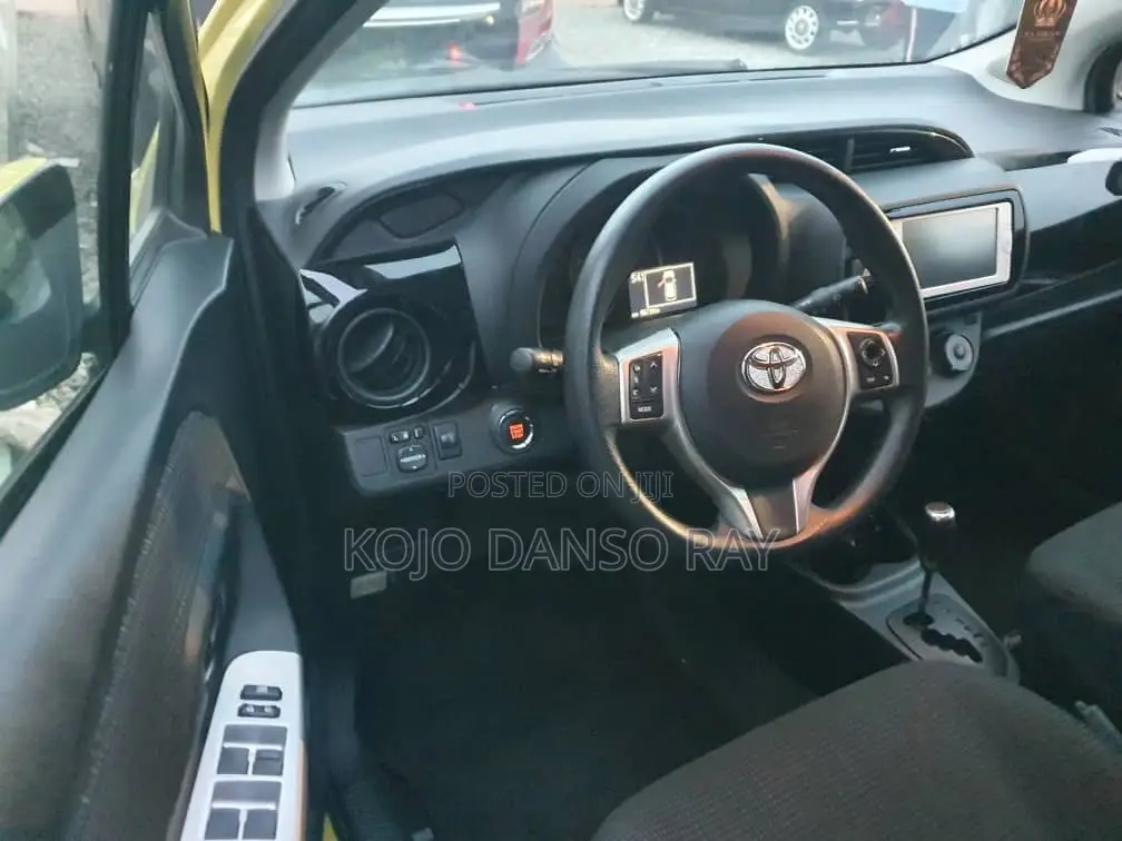 Toyota Vitz 1.3 FWD 5dr 2015 Yellow