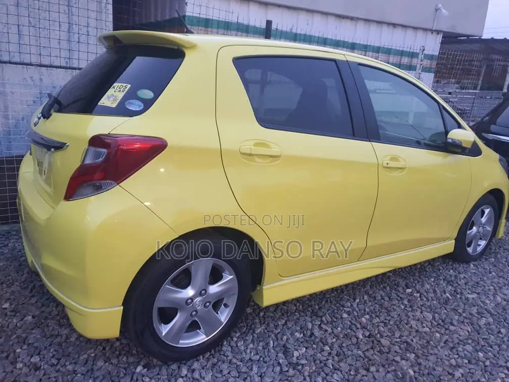 Toyota Vitz 1.3 FWD 5dr 2015 Yellow