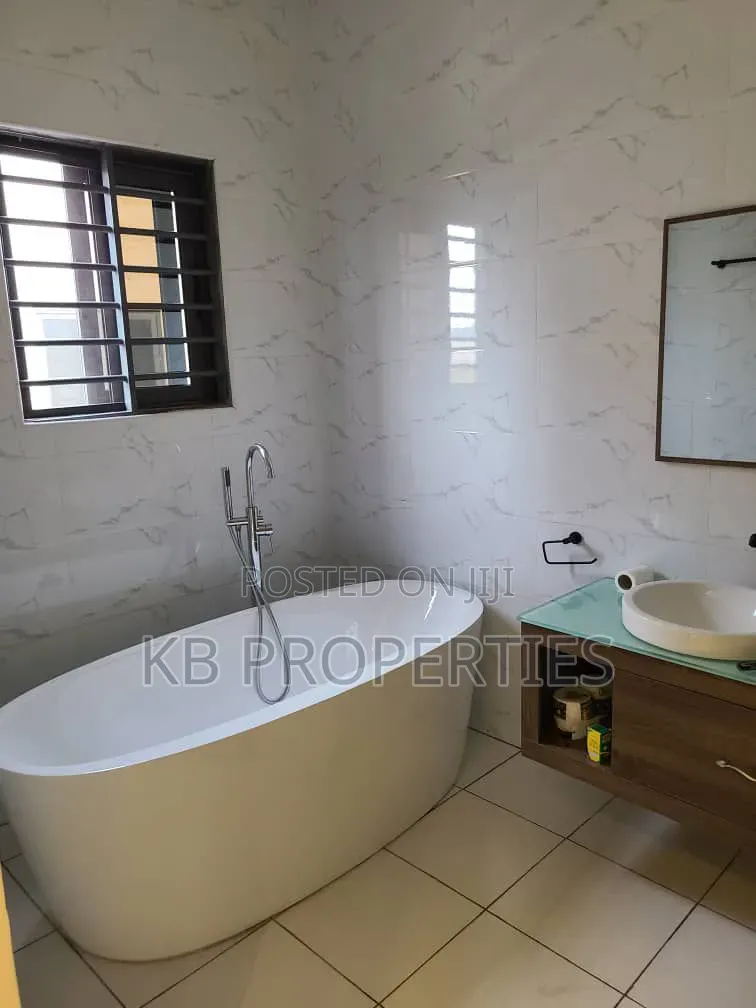 4bdrm Duplex in Kb Properties, American House for rent