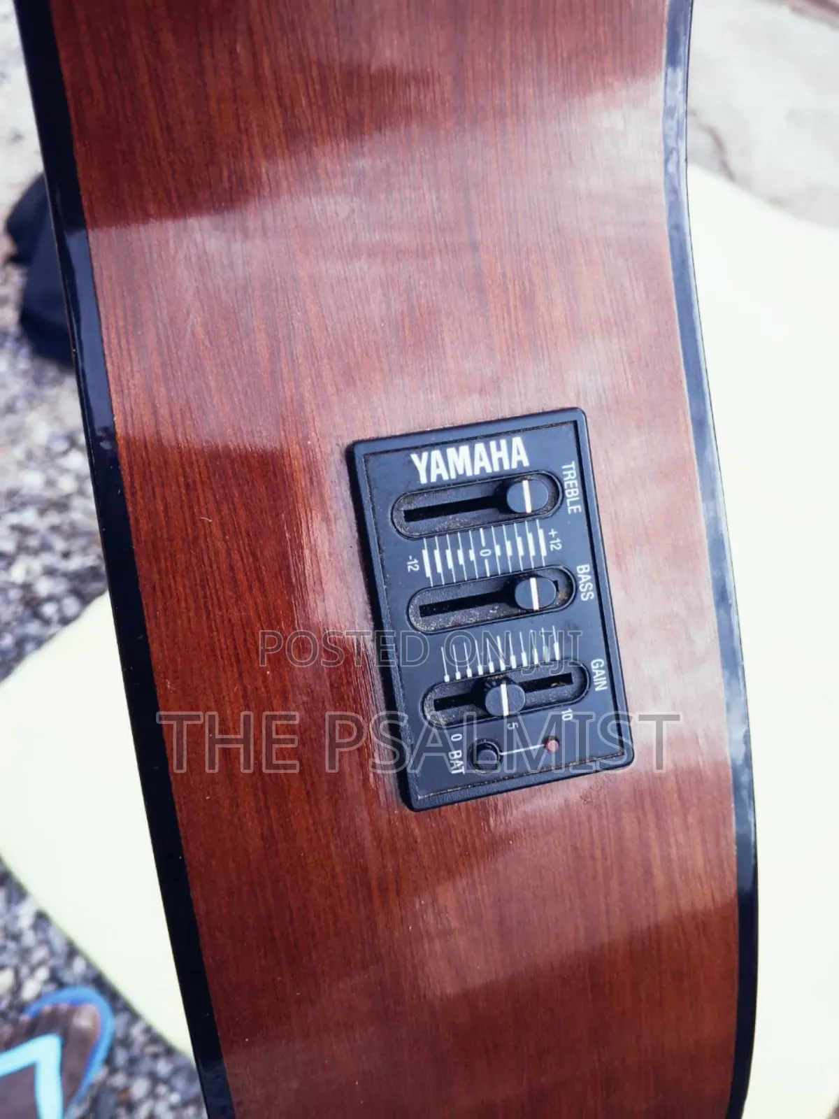 Yamaha Fx 325 Semi Acoustic Guitar
