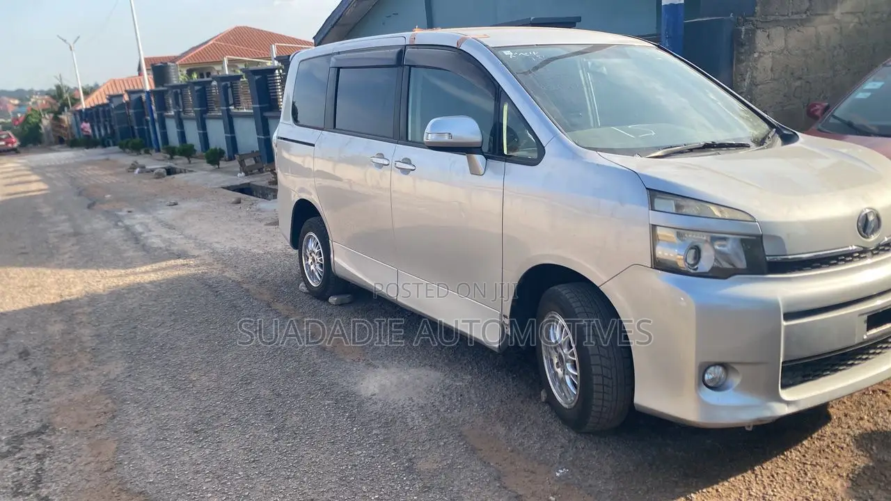 Toyota Voxy 2013 Silver