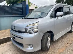 Toyota Voxy 2013 Silver