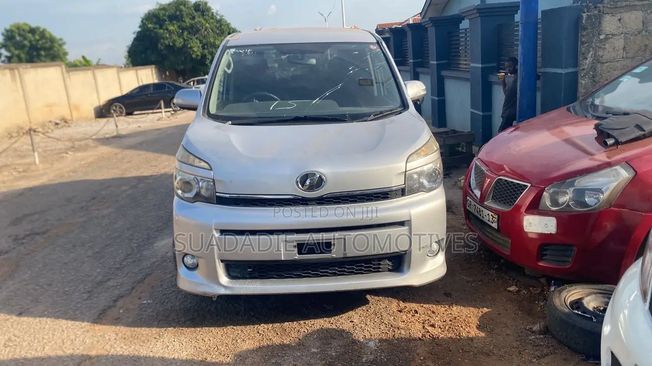 Toyota Voxy 2013 Silver