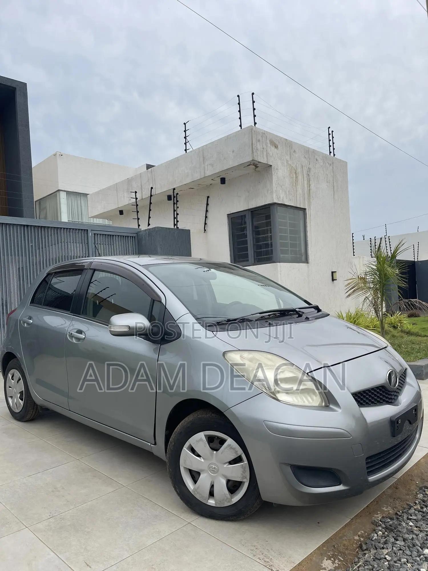Toyota Vitz 2010 Silver