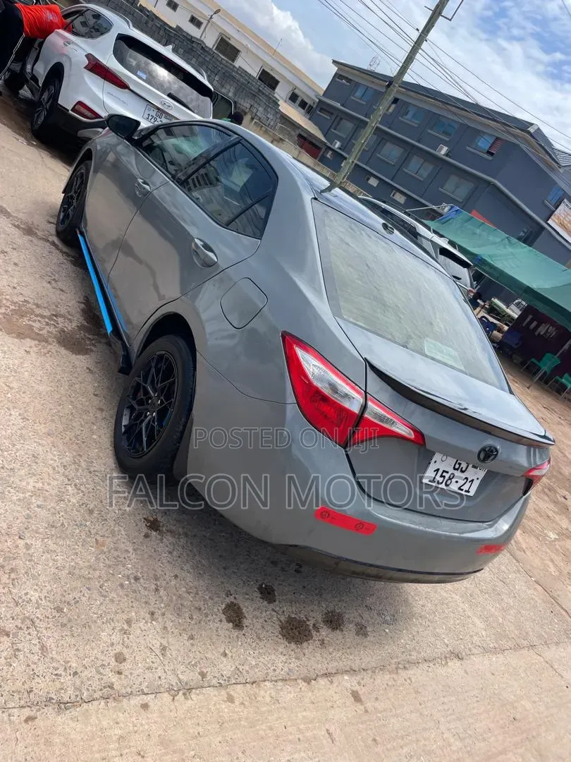 Toyota Corolla LE Plus 4dr Sedan (1.8L 4cyl CVT) 2016 Gray