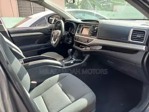 Toyota Highlander LE 4x2 V6 (3.5L 6cyl 8A) 2017 Gray