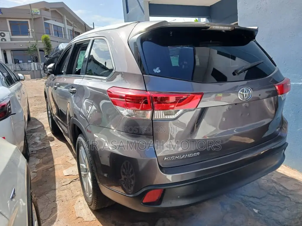 Toyota Highlander LE 4x2 V6 (3.5L 6cyl 8A) 2017 Gray