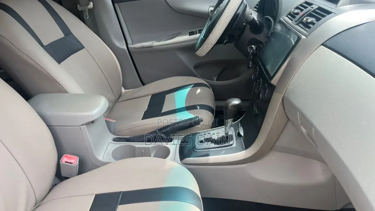 Toyota Corolla LE 4dr Sedan (1.8L 4cyl 4A) 2013 Silver