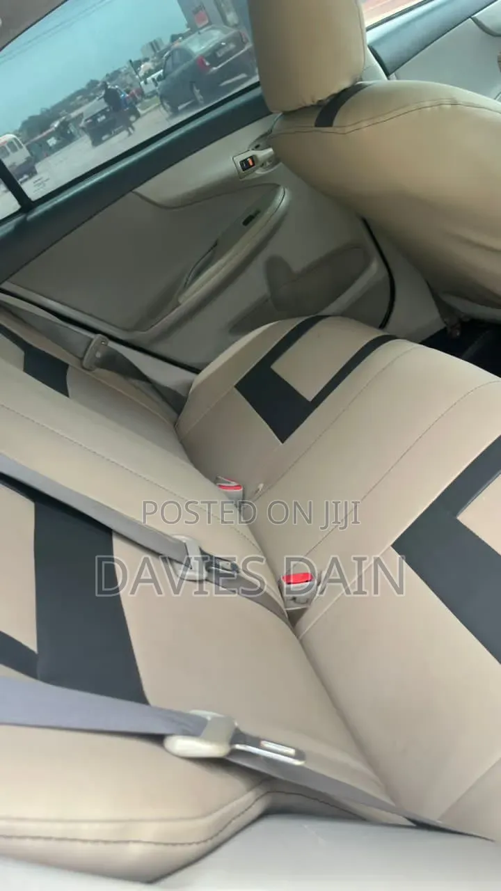Toyota Corolla LE 4dr Sedan (1.8L 4cyl 4A) 2013 Silver