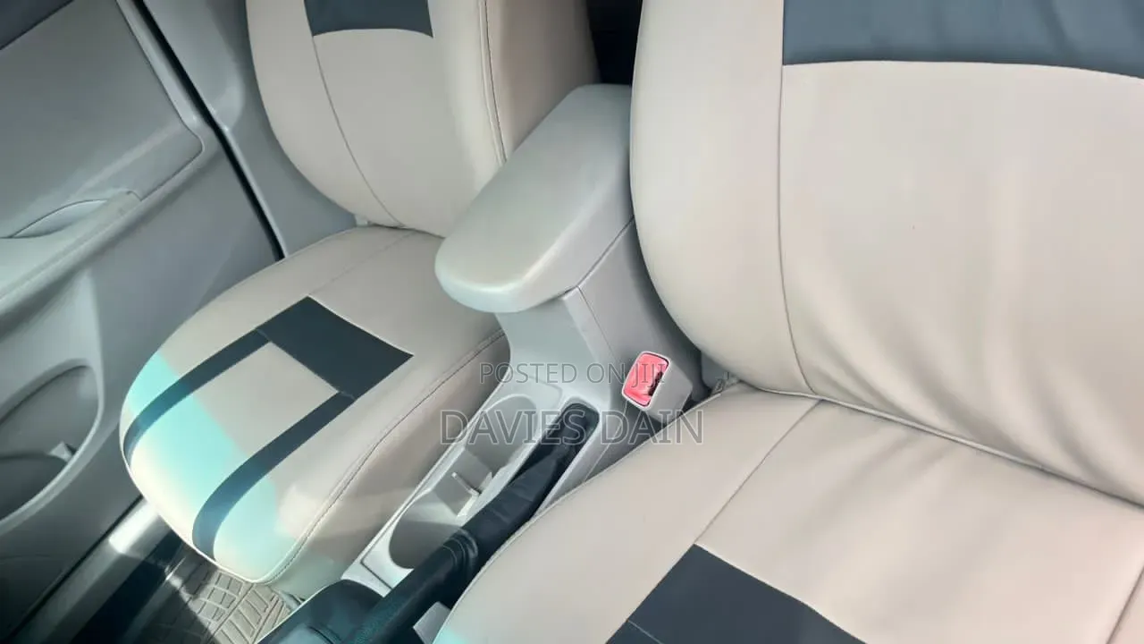 Toyota Corolla LE 4dr Sedan (1.8L 4cyl 4A) 2013 Silver