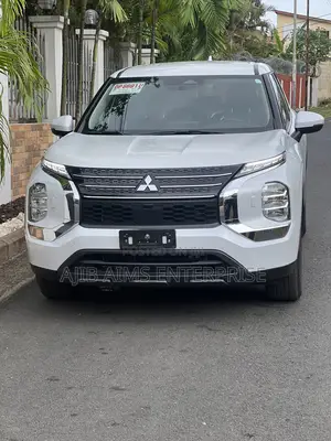 Mitsubishi Outlander ES 2022 White
