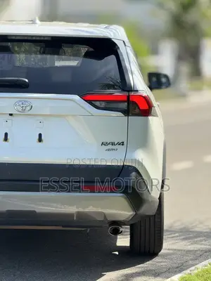Toyota RAV4 XLE 2021 White