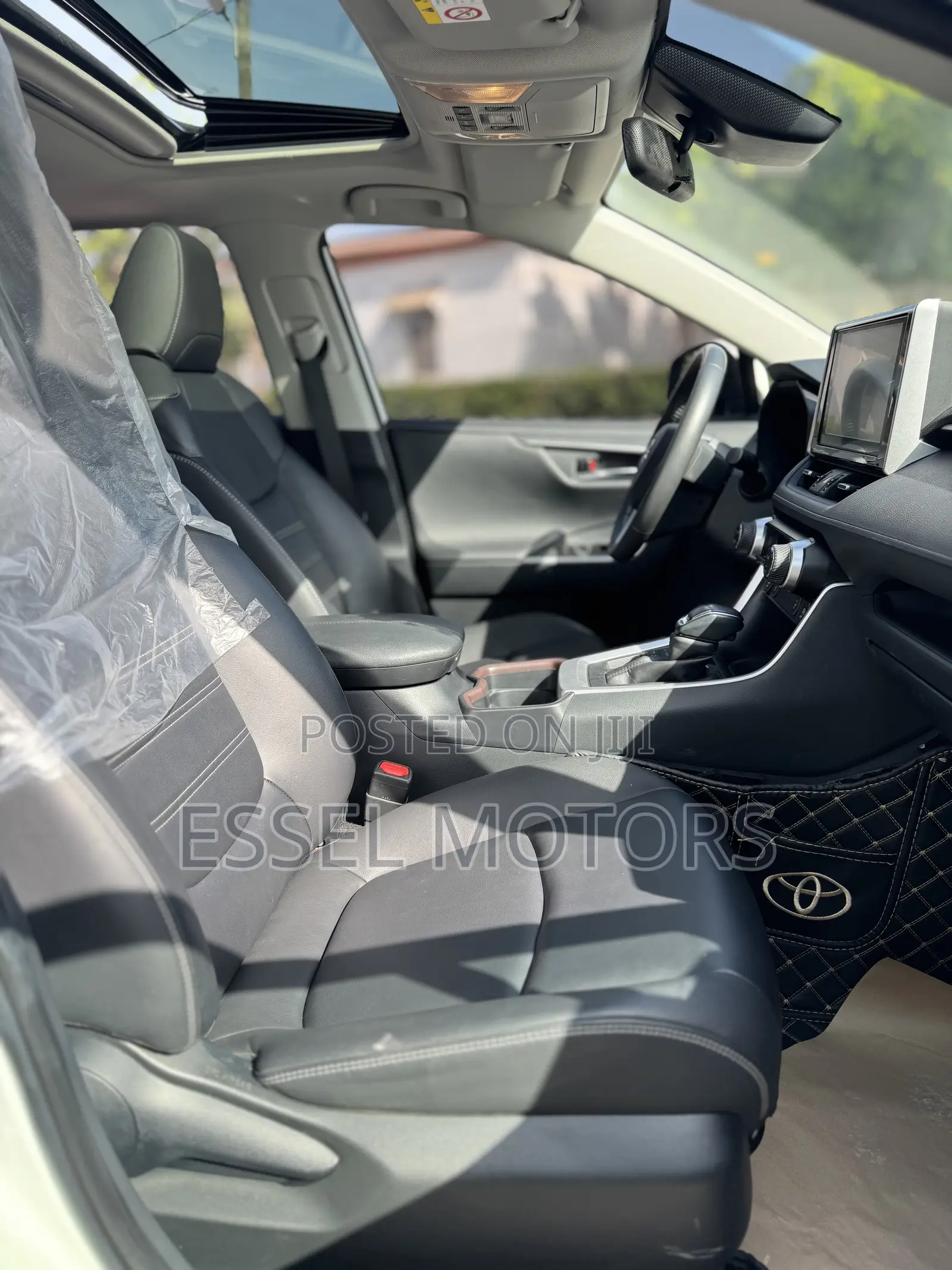 Toyota RAV4 XLE 2021 White