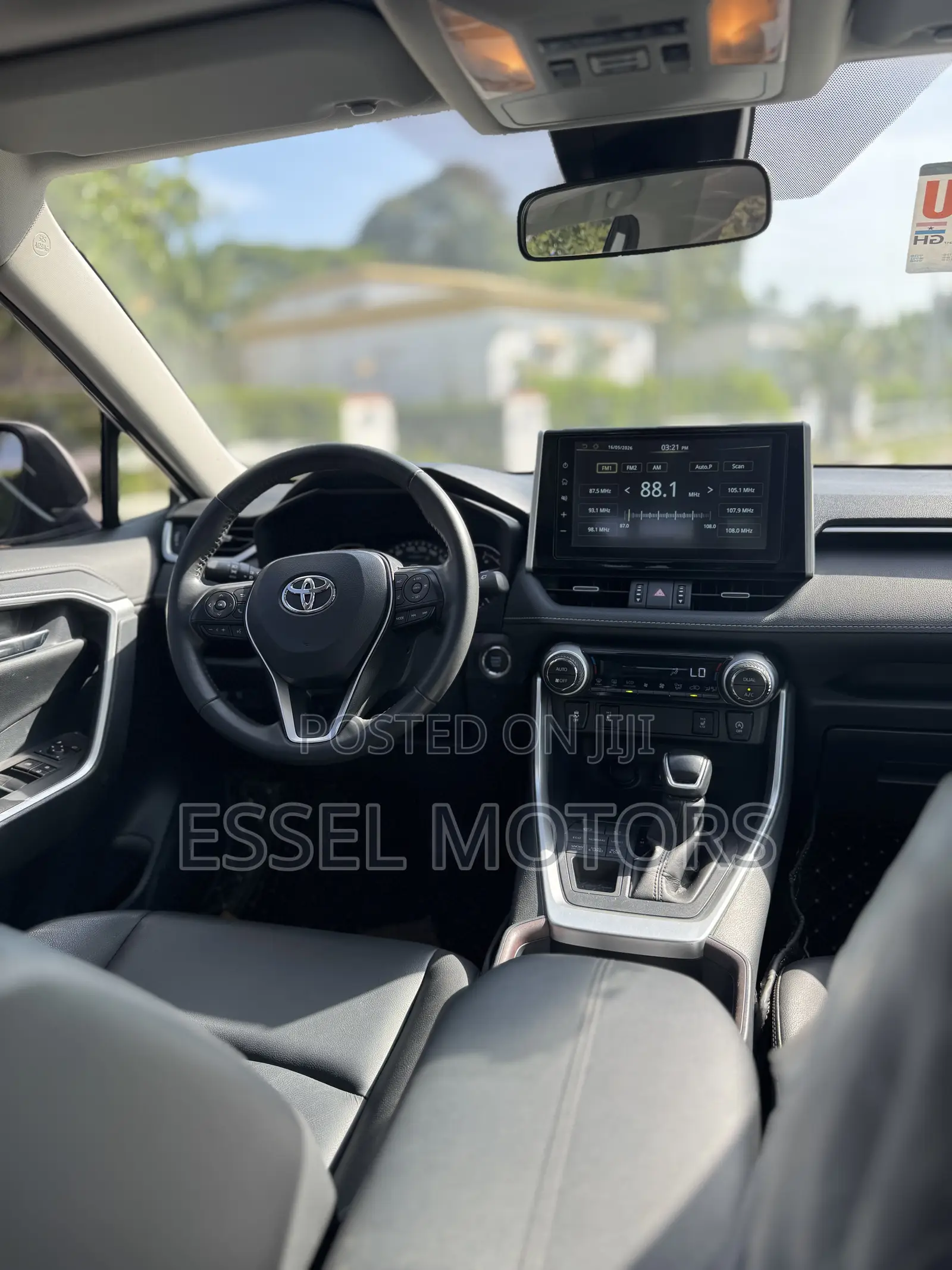 Toyota RAV4 XLE 2021 White