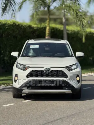 Toyota RAV4 XLE 2021 White