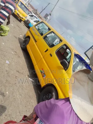 Toyota HiAce 1990 Yellow