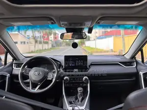 Toyota RAV4 XLE Premium 2025 Silver