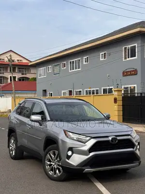 Toyota RAV4 XLE Premium 2025 Silver