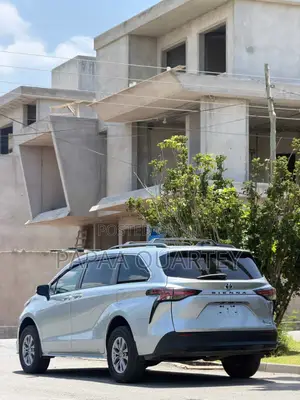 Toyota Sienna 2022 Silver
