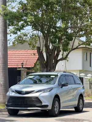 Toyota Sienna 2022 Silver