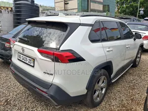 Toyota RAV4 2021 White
