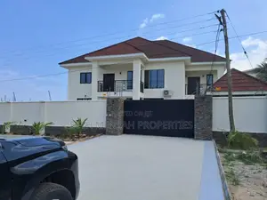 5bdrm House in 4 Bedroom House For, Baatsona Total for sale