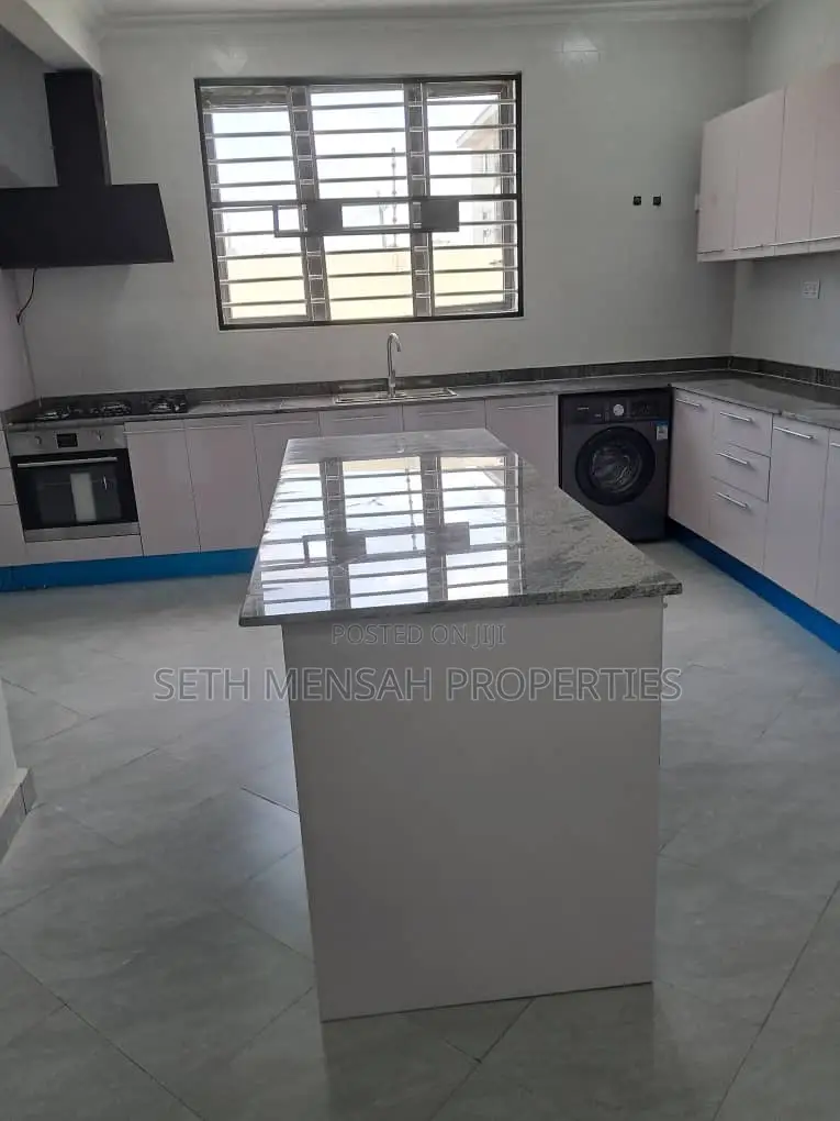 5bdrm House in 4 Bedroom House For, Baatsona Total for sale