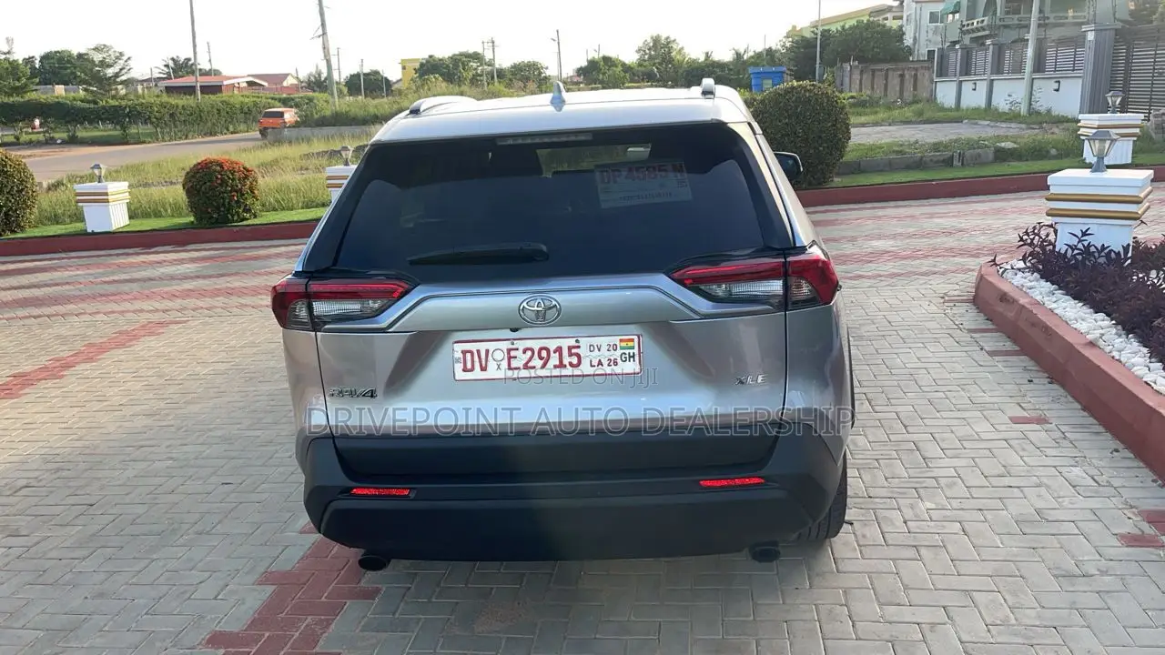 Toyota RAV4 XLE AWD 2023 Gray