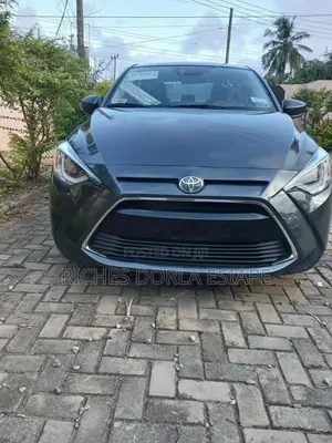 Toyota Yaris XLE Sedan 4dr 2019 Gray