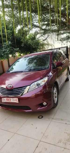 Toyota Sienna Limited Premium 7 Passenger (3.5L 6cyl 8A) 2016 Red