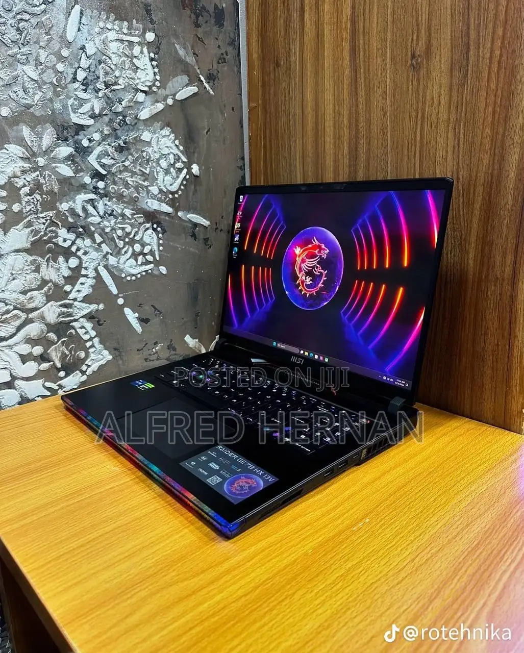 Laptop MSI Raider GE68HX 13VI-202US 32GB Intel Core i9 SSD 1T