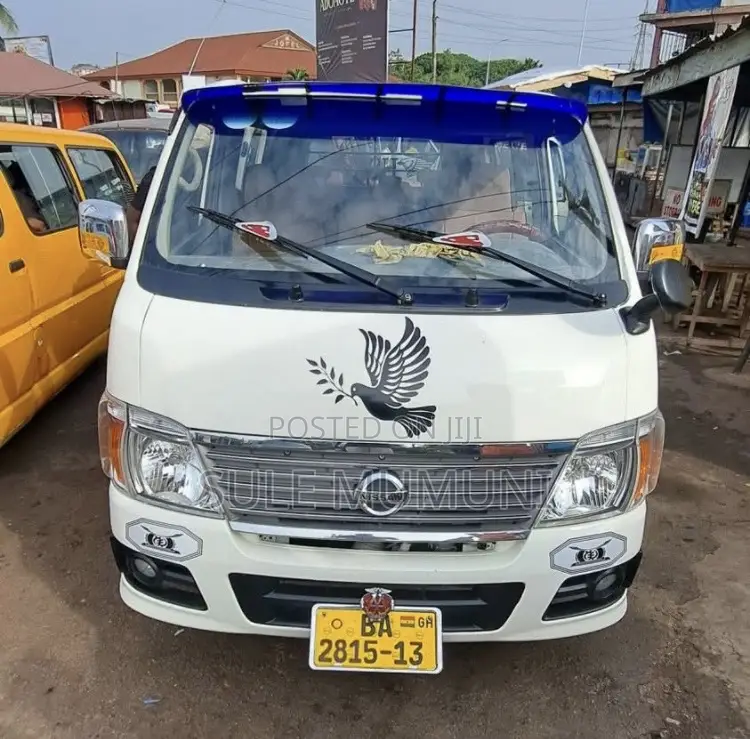 Nissan Caravan (Urvan) 2013 White