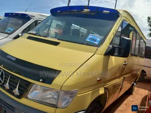 Mercedes-Benz Sprinter 2010 Yellow