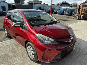 Toyota Vitz 1.3 FWD 5dr 2015 Maroon