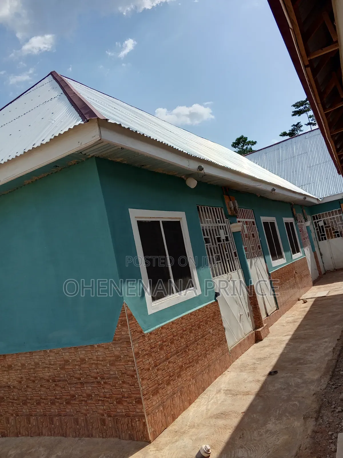 11bdrm House in Bomiriso, Asante Akim Central Municipal for sale