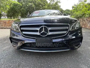 Mercedes-Benz E300 2019 Blue