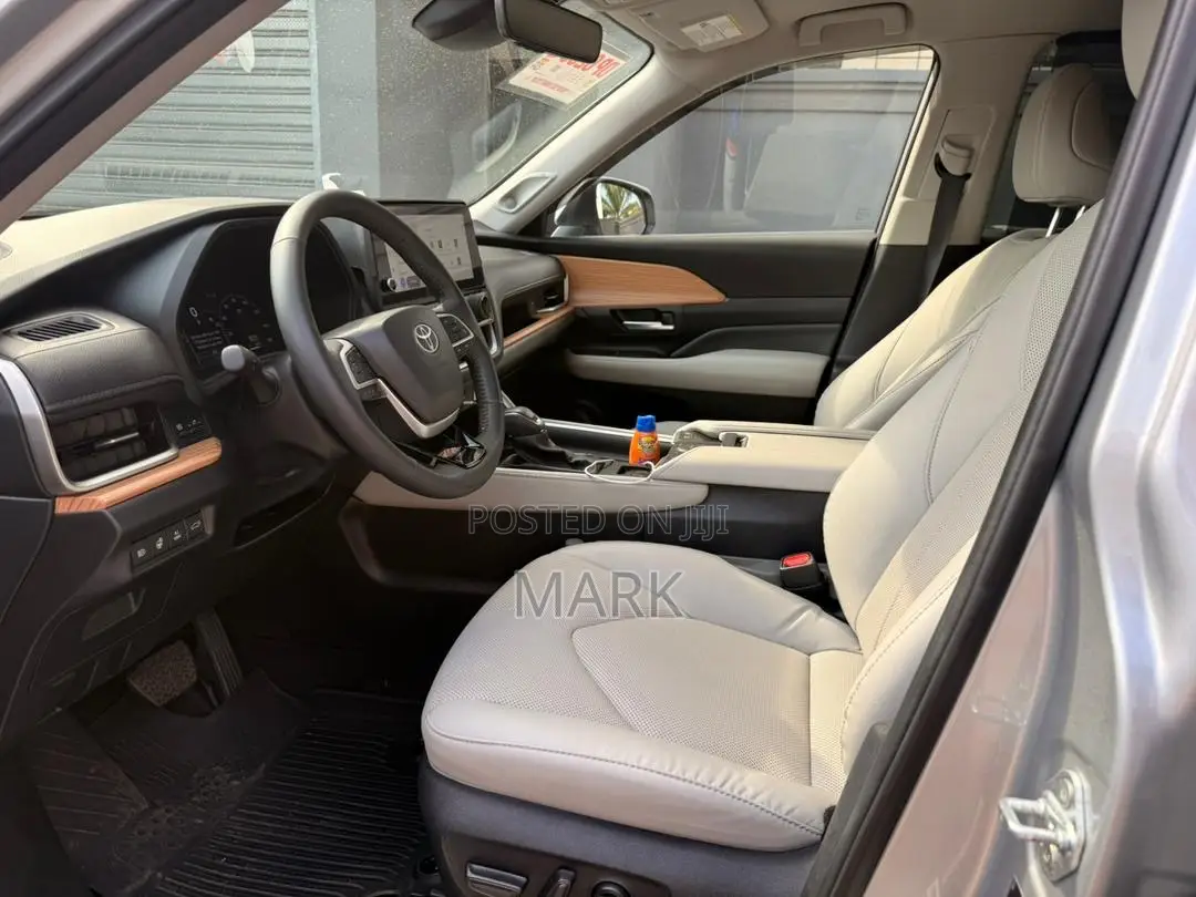 Toyota Highlander 2024 Silver