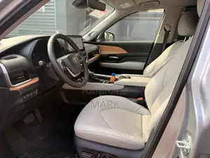 Toyota Highlander 2024 Silver