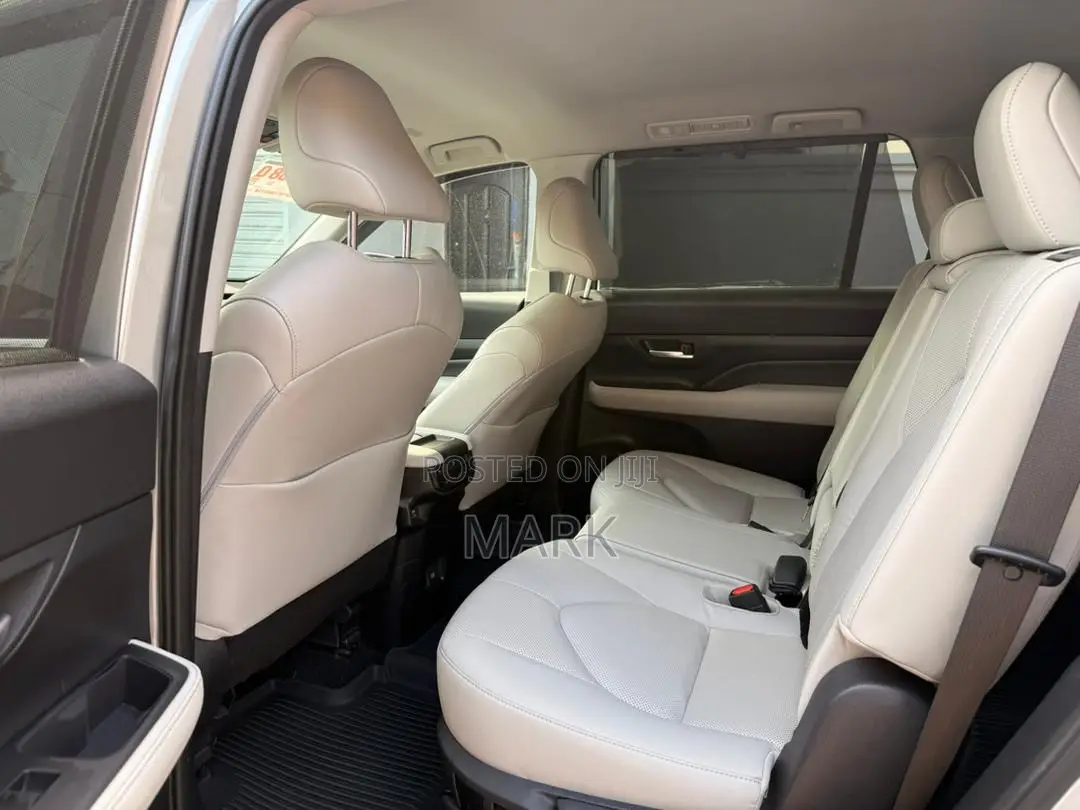 Toyota Highlander 2024 Silver