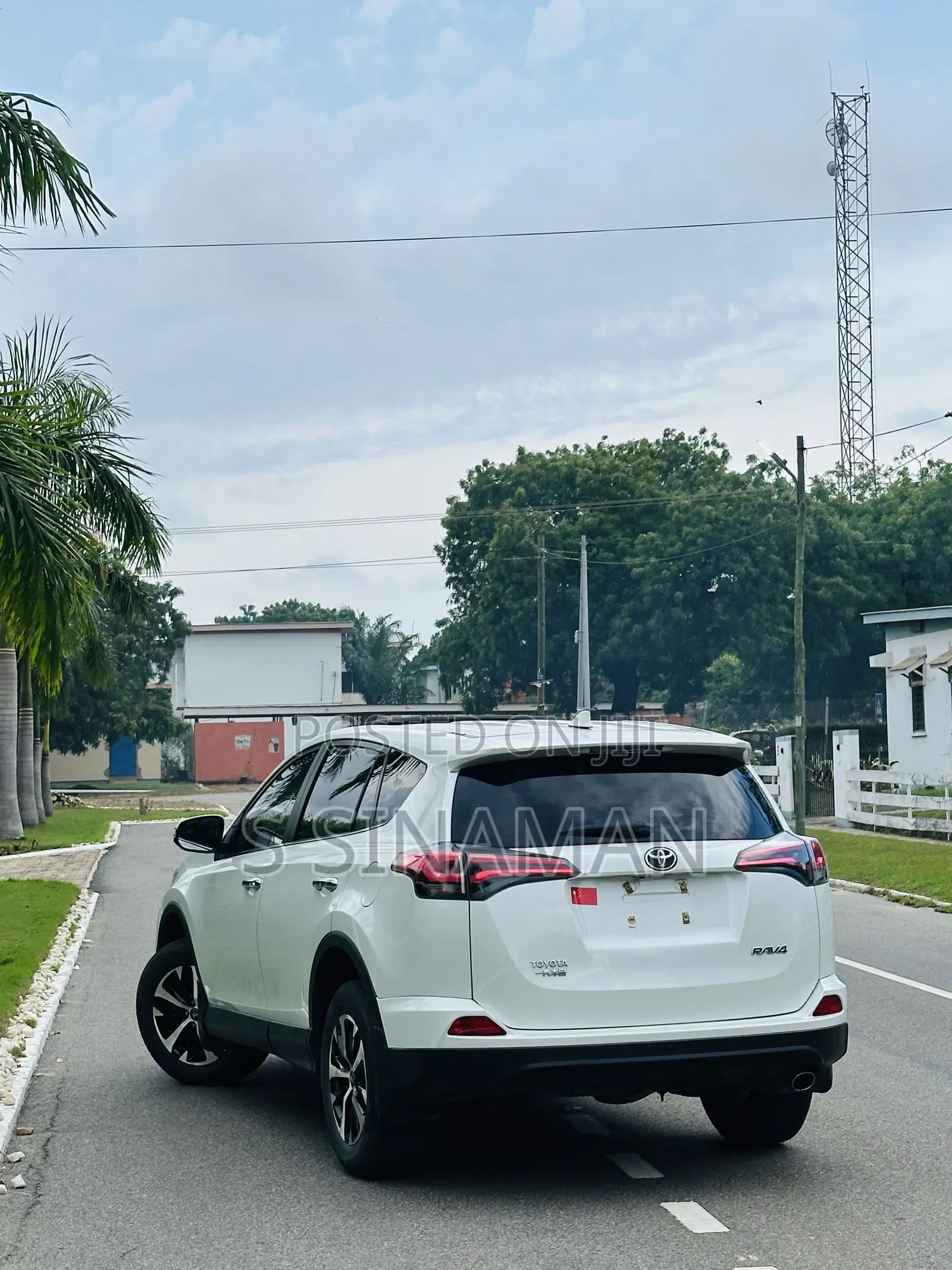 Toyota RAV4 LE AWD 2019 White