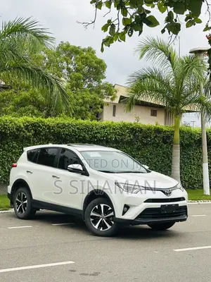 Toyota RAV4 LE AWD 2019 White
