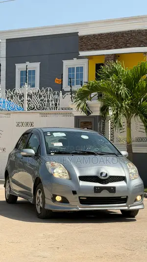Toyota Vitz 1.0 FWD 3dr 2010 Gray